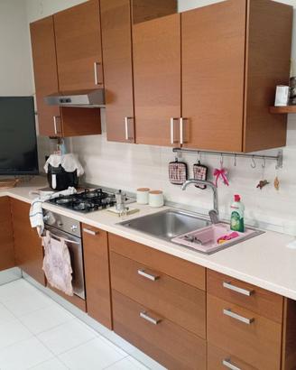 Cucina con tavolo sedie + frigorifero
