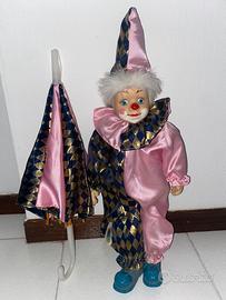 Pagliaccio bambola con faccia in terracotta