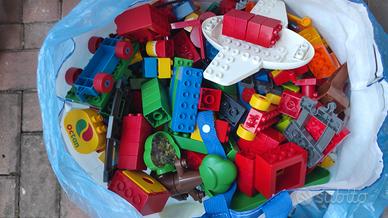 lego duplo bambini  una borsa grande piena 
