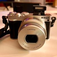 Nikon 1 J5 Silver con 10-30mm + accessori