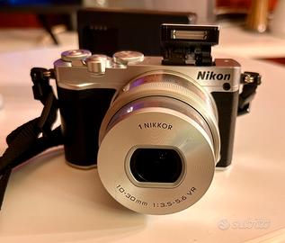 Nikon 1 J5 Silver con 10-30mm + accessori