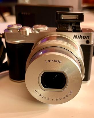 Nikon 1 J5 Silver con 10-30mm + accessori