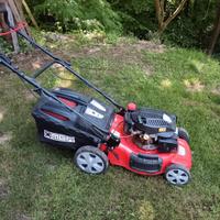 Rasaerba trazionato con motore termico. 