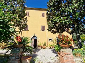 Rustico / Casale di 413 m² con più di 5 locali e b