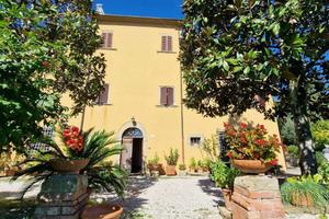 Rustico / Casale di 413 m² con più di 5 locali e b