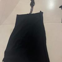 vestito/maglietta con particolarità al collo