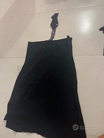 vestito/maglietta con particolarità al collo