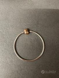 Bracciale rigido Pandora con charm in oro rosa