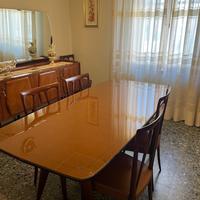 2 credenze, tavolo, 4 sedie
