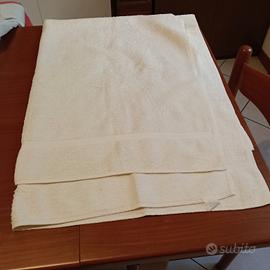 asciugamano bianco in spugna di cotone 