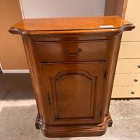 Mobiletto color noce 1 anta 1 cassetto