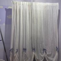 Tenda bianca con fiocchi lilla