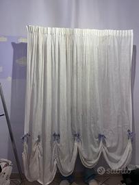 Tenda bianca con fiocchi lilla