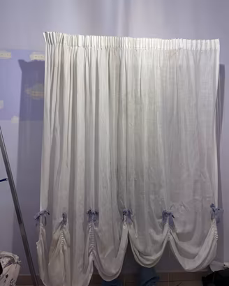 Tenda bianca con fiocchi lilla