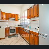 Cucina in legno compresa di elettrodomestici