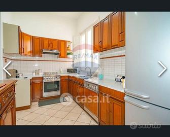 Cucina in legno compresa di elettrodomestici