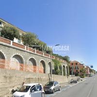 COGOLETO - QUADRILOCALE FRONTE MARE CON BOX AUTO