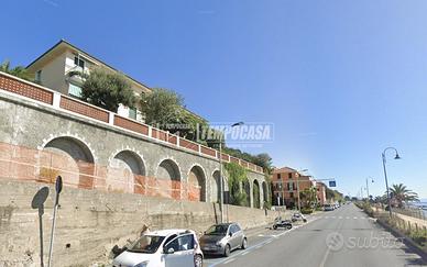 COGOLETO - QUADRILOCALE FRONTE MARE CON BOX AUTO