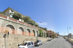 COGOLETO - QUADRILOCALE FRONTE MARE CON BOX AUTO