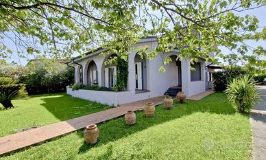 Villa di 290 m² con più di 5 locali a Cascina
