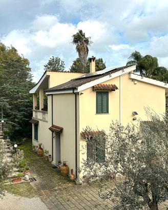 Villa immersa nel verde ad Arnesano - 5 minuti da