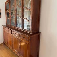 Credenza antica con vetrina