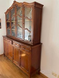 Credenza antica con vetrina