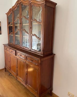Credenza antica con vetrina