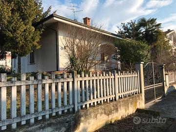 Villa singola con terreno edificabile