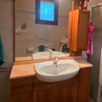 Mobile bagno in legno con lavandino e specchio