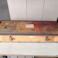 Cassa in legno con chiusura in cuoio