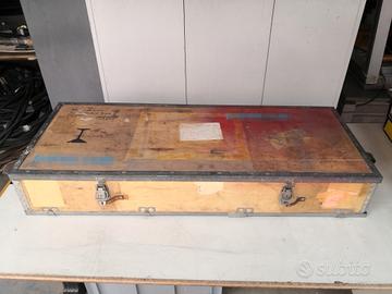 Cassa in legno con chiusura in cuoio