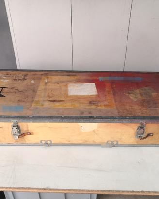 Cassa in legno con chiusura in cuoio