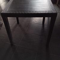 tavolo in resina finto rattan 