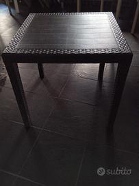 tavolo in resina finto rattan 