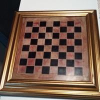 scacchiera con scacchi 