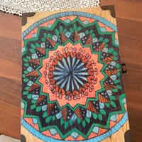 Scatola colorata a mano con uni posca