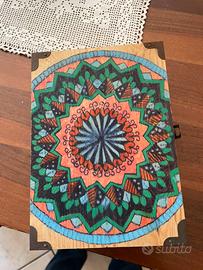 Scatola colorata a mano con uni posca