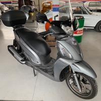 Kymco People 300i con caschi