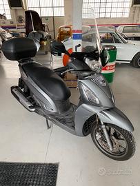 Kymco People 300i con caschi