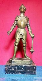 Statuetta Cavaliere in armatura su marmo. Vntage