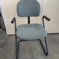 sedia struttura in metallo con braccioli 