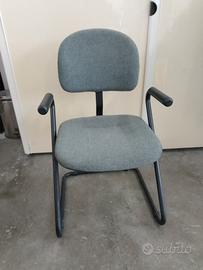 sedia struttura in metallo con braccioli 