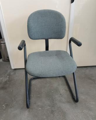 sedia struttura in metallo con braccioli 