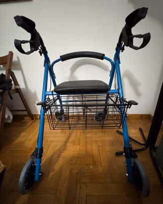 Deambulatore con seduta e cestino