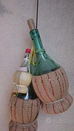 3 fiaschi con cesto in corda per arredo taverna