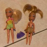 2 bamboline tipo lil bratz con alcuni vestiti