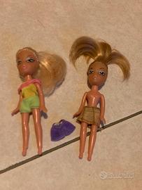 2 bamboline tipo lil bratz con alcuni vestiti