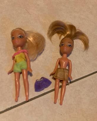 2 bamboline tipo lil bratz con alcuni vestiti