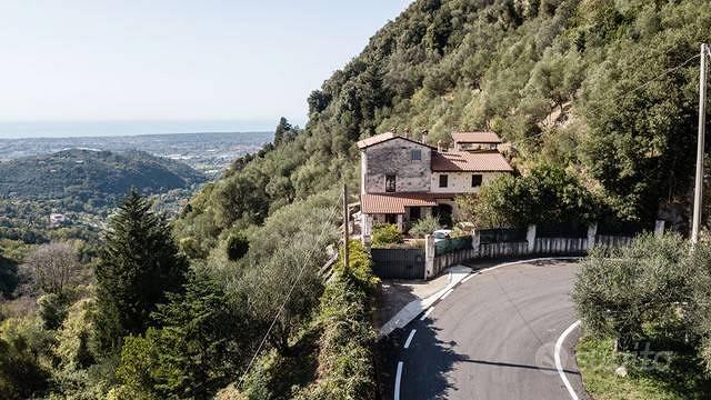Rustico / Casale di 860 m² con più di 5 locali a C - Altro